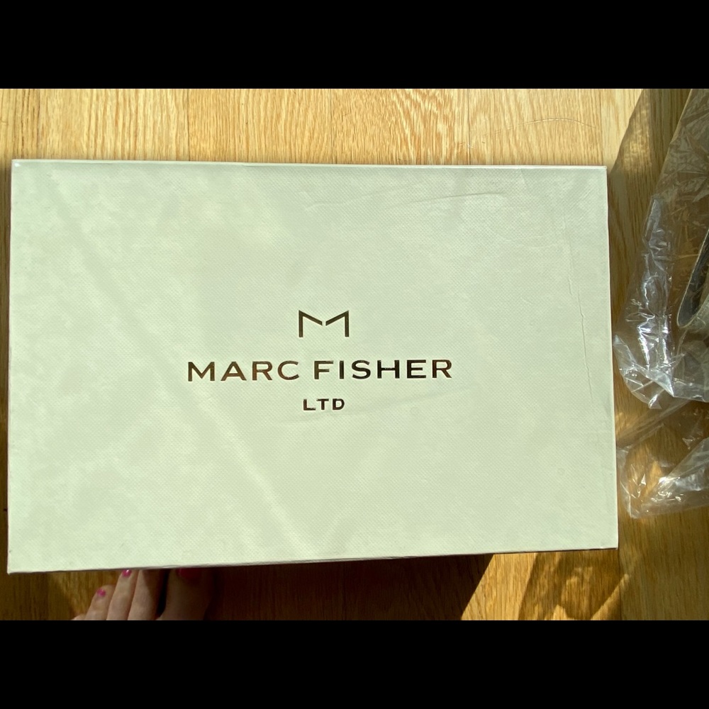 MARC FISHER POINTED GOLD METALLIC HIGH HEELS - Picture 8 of 10